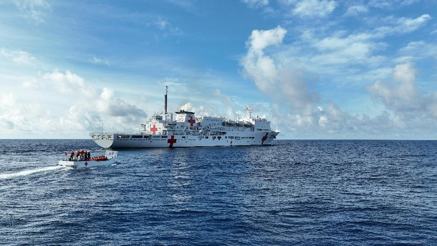 犁波踏浪 “卫”你而来——海军“健康送海疆”任务官兵位南海多个岛礁开展服务